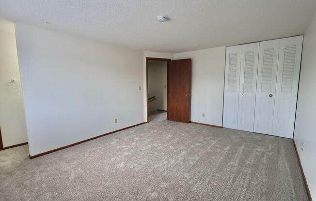 3 beds, 2 baths, 2,000 sqft, $1,995, Unit 32