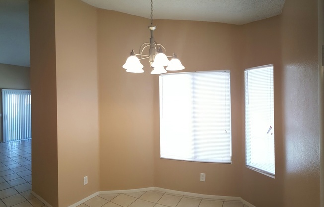 Beautiful single story- 3Bed/2Bath home located in Henderson