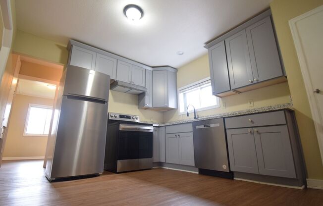 2BD/1BA House with Garage!! Washer/Dryer included! Pets OK!