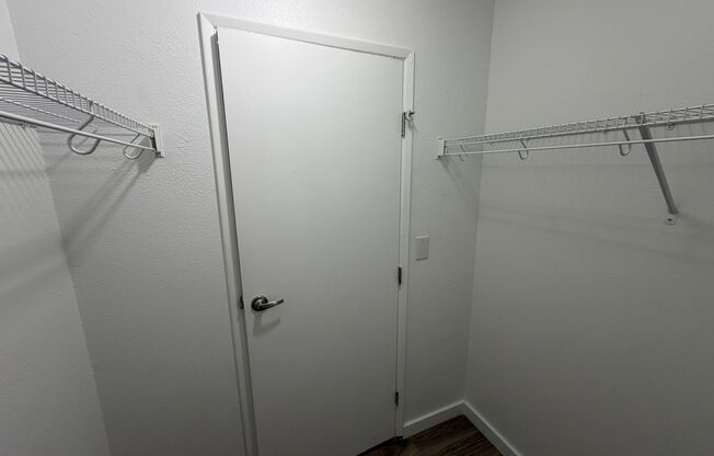 2 beds, 1 bath, 933 sqft, $1,675, Unit 208