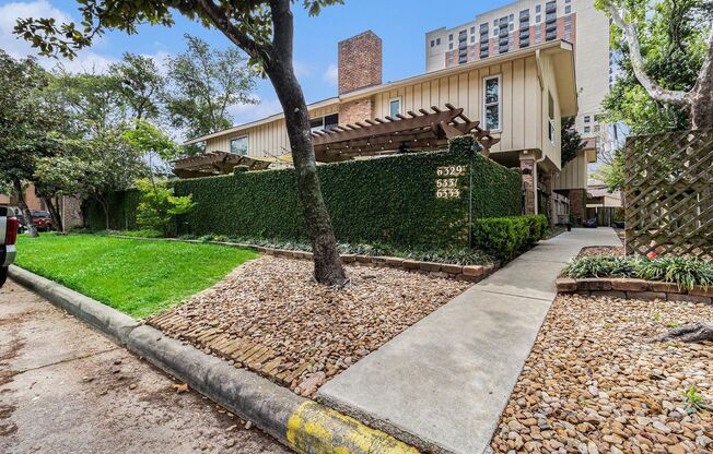 Updated 2-Bed, 2.5-Bath Patio Home Near Uptown