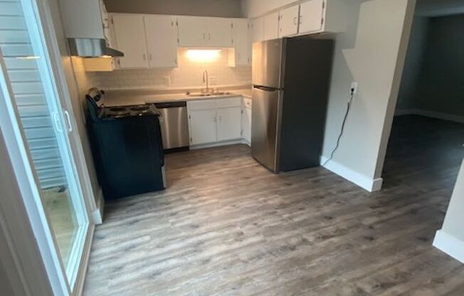 2 beds, 1.5 baths, 1,060 sqft, $1,445, Unit E2