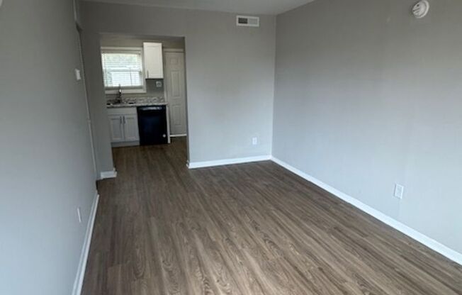 2 beds, 1 bath, 975 sqft, $1,250, Unit T-B