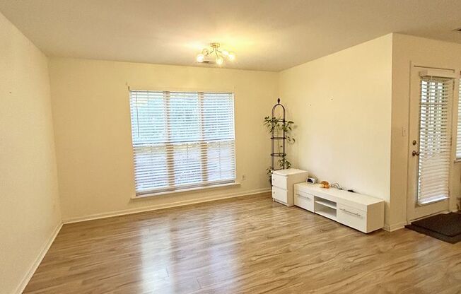 3 beds, 2 baths, $1,900, Unit Unit D