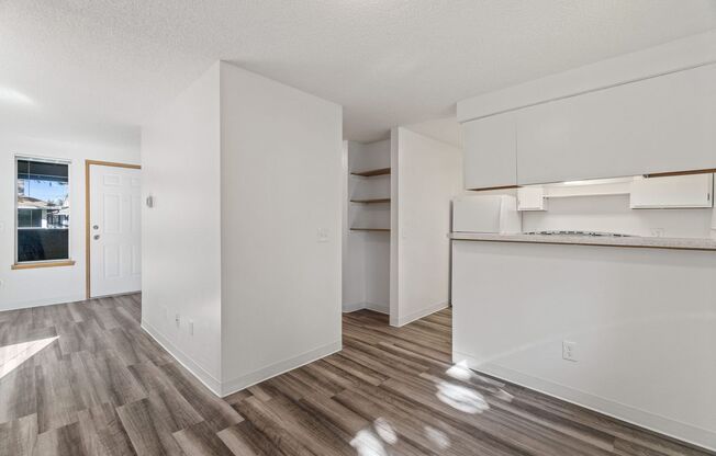 1 bed, 1 bath, 596 sqft, $1,300, Unit L-103