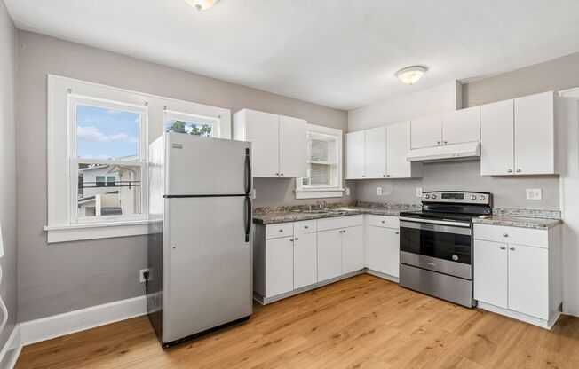 Available Now! Spacious 3 Bedroom Upstairs Apartment Near Downtown St. Petersburg
