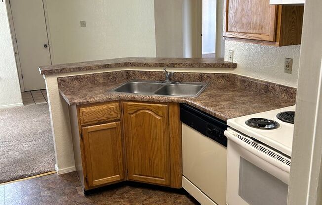 2 beds, 2 baths, 957 sqft, $1,015, Unit 70