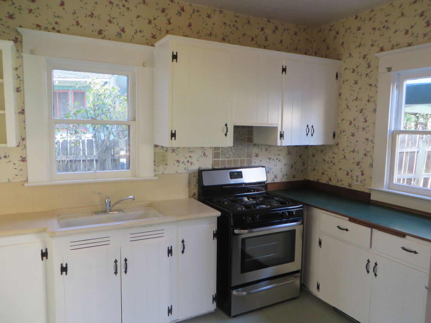 2 beds, 1 bath, $1,395