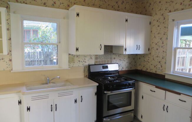 2 beds, 1 bath, $1,295