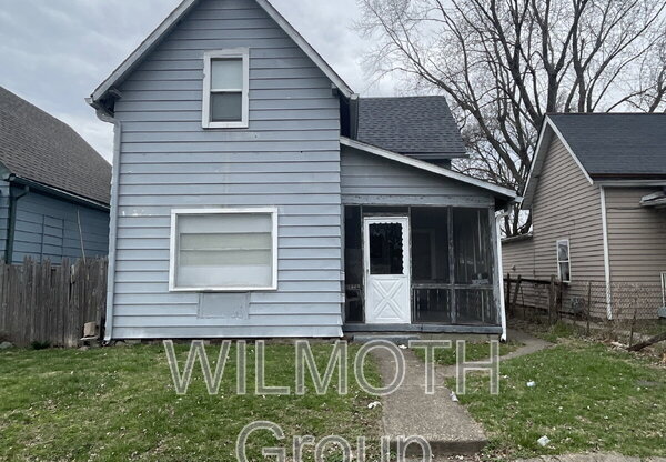 560 N SHEFFIELD AVE
