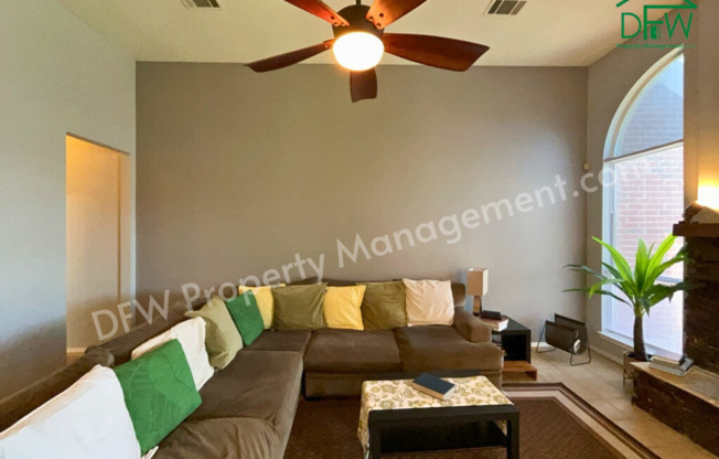 Spacious 3-Bed Home in Garland ISD – Island Kitchen, 2 Living Areas & Covered Patio