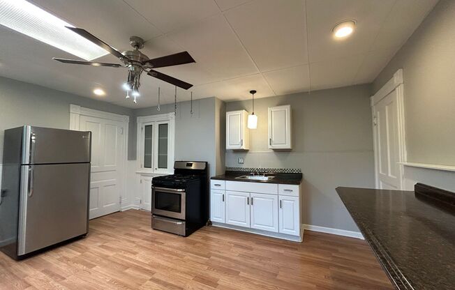 Large 3bd/ 1.5 bath Home w/Attic Room l Spring Garden