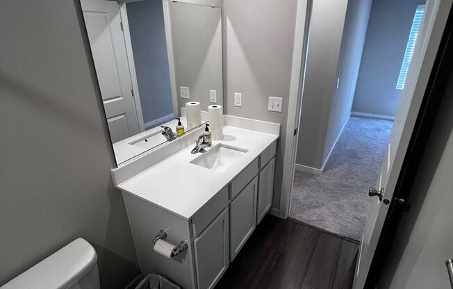 Spacious 4-Bedroom Townhome with Loft, Chef’s Kitchen & Modern Finishes – Built in 2024