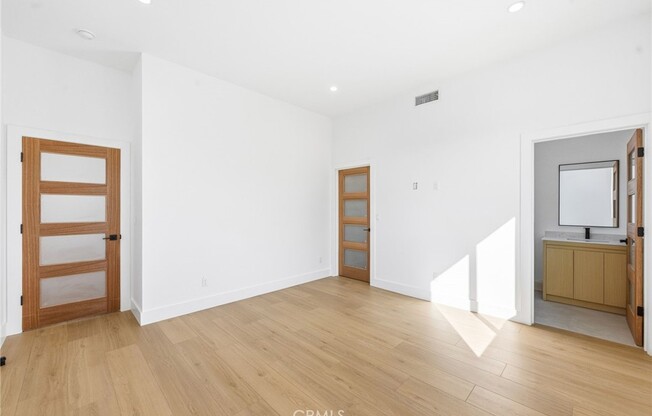 6556 BALBOA BLVD