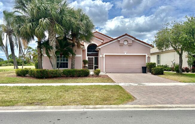 3/2/2 Pool Home on the Golf Course in Jensen Beach Country Club