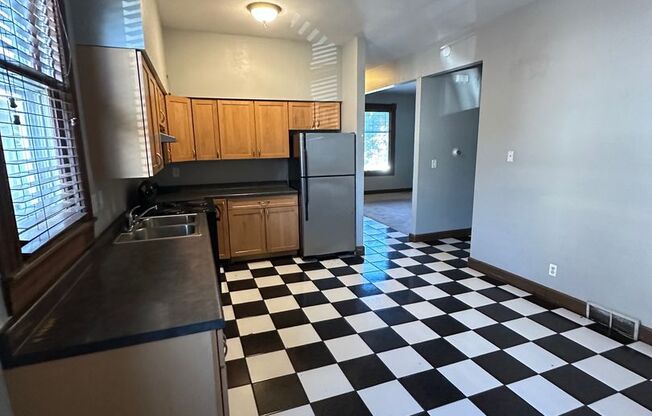 3 beds, 1 bath, 929 sqft, $1,450