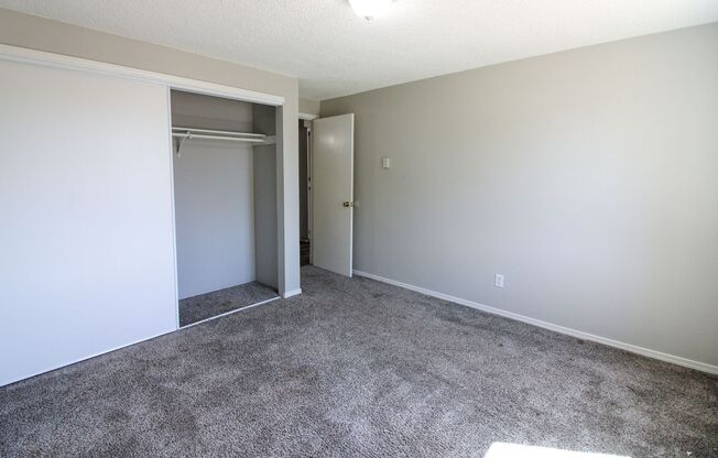 2 beds, 1 bath, 889 sqft, $1,250, Unit 40