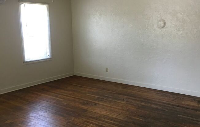 2 beds, 1 bath, $1,100