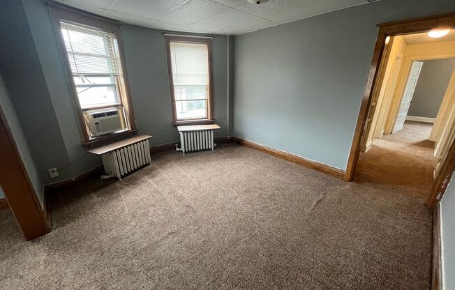 2 beds, 1 bath, $1,150, Unit 104 S 14th Ave E