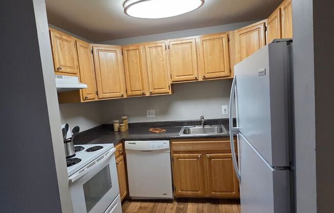 2 beds, 1 bath, 800 sqft, $1,595, Unit 128