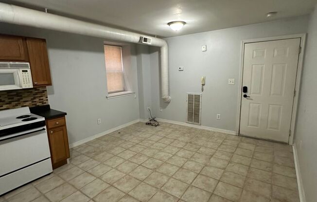 2 beds, 1 bath, 700 sqft, $1,550, Unit 1422-A