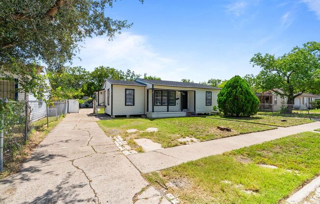 3 BEDROOM 2 BATH WITH BACK APARTMENT