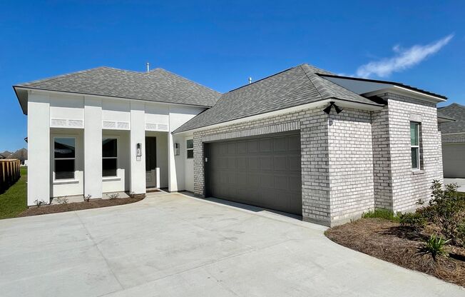 Stunning 3 bedroom, 2 bath home plus added office in Baton Rouge!