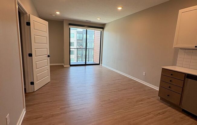 1 bed, 1 bath, 667 sqft, $1,299, Unit 427