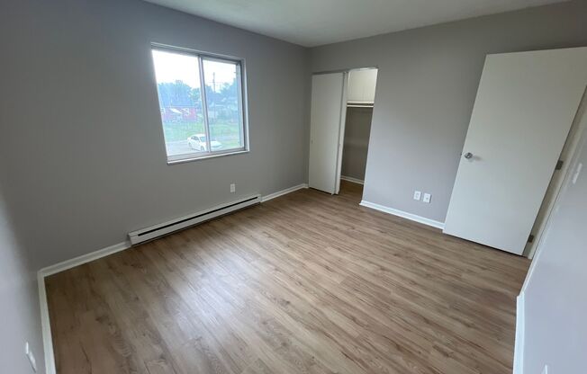 Newly Updated 2 BR/ 1 BA townhome MOVE-IN SPECIAL
