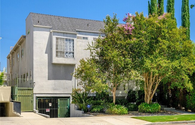4328 Whitsett Ave