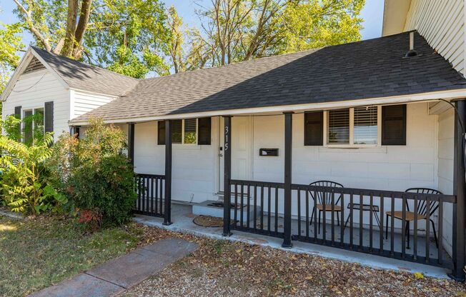 Furnished Downtown Bentonville home! Walk to Walmart HO, Downtown Square, and more!