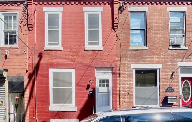 LOFT-cool, ultra-HIP 2 BD +Den/1.5 BA HOUSE w/ Central AC- HARDWOOD Flooring-EXPOSED beam & brick walls-Ceiling Fans & WASHER/DRYER in Amazing EAST PASSYUNK location.