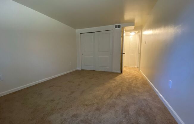 Fantastic North Hills 1 BR! Equipped Kitchen Including Dishwasher! Call TODAY!