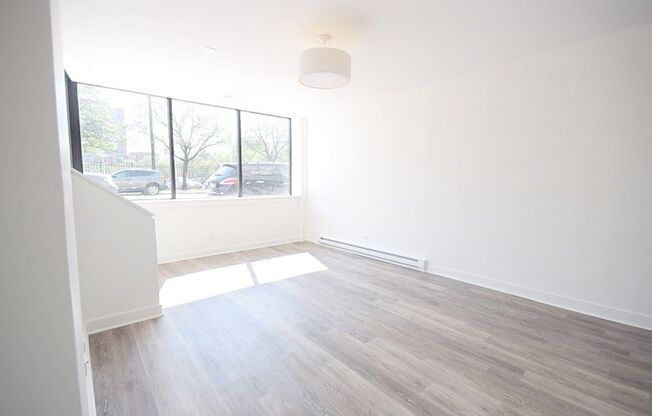 944 W Montrose