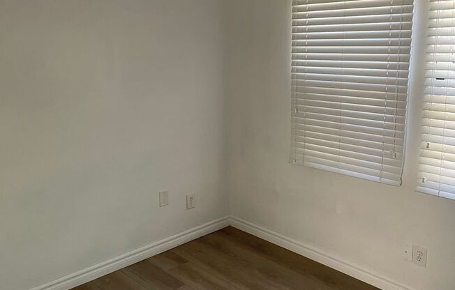 3 beds, 1 bath, $2,795, Unit 4310.5