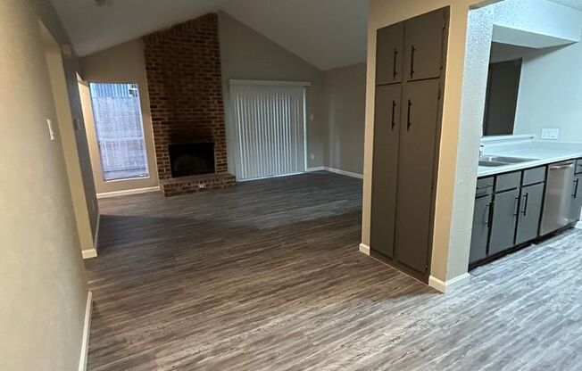 2 beds, 1 bath, 900 sqft, $1,650