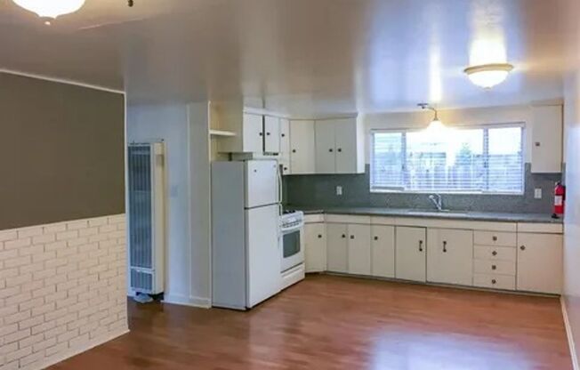 2 beds, 1 bath, 700 sqft, $2,095, Unit A