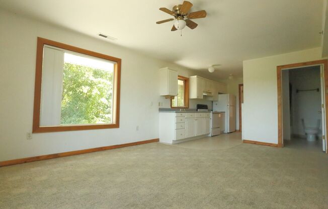 Spacious upper 3-bedroom unit with 2 full bathrooms in popular Sellwood