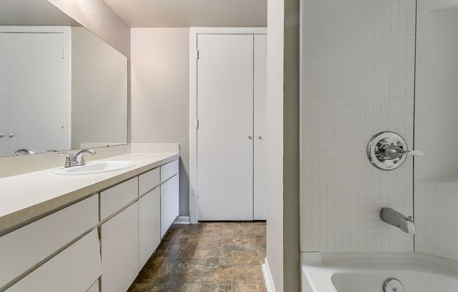 1 bed, 1 bath, 558 sqft, $895, Unit 208 N. Tarrant 5