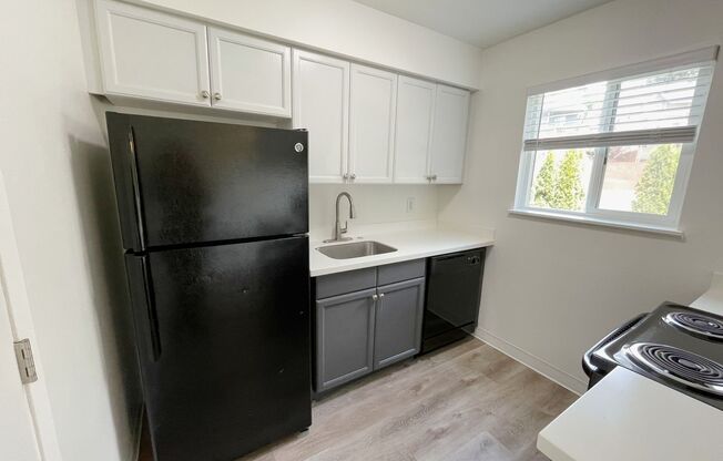 2 beds, 1 bath, 890 sqft, $1,595, Unit 16