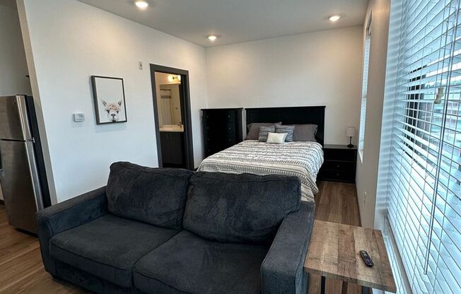 Studio, 1 bath, 400 sqft, $1,565, Unit 126 - Furnished