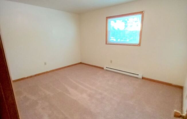 2 beds, 1 bath, 903 sqft, $1,340, Unit J-10