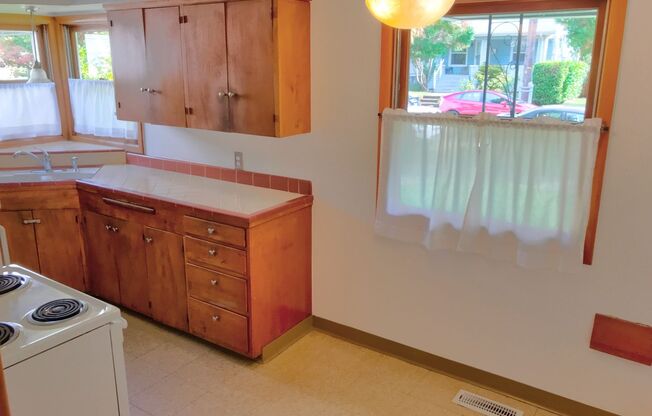 3 beds, 1 bath, $2,595