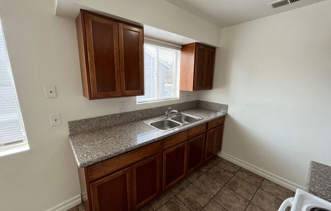 1 bed, 1 bath, $950, Unit U