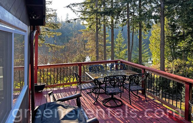 Charming Lake Front Apartment on Anderson Island