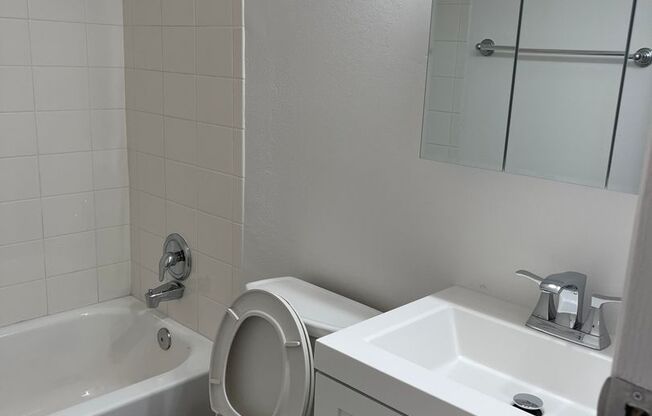 2 beds, 1 bath, 700 sqft, $2,495, Unit 75-69