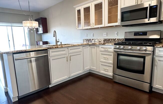 Beautiful Duplex, High End Finishes with LAKE FRONT VIEWS!