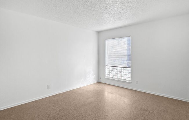 Corner-lot Home / 1.5 Bathroom Home