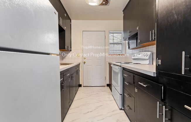 2 beds, 1 bath, $1,349, Unit 2211 NE 81st Avenue