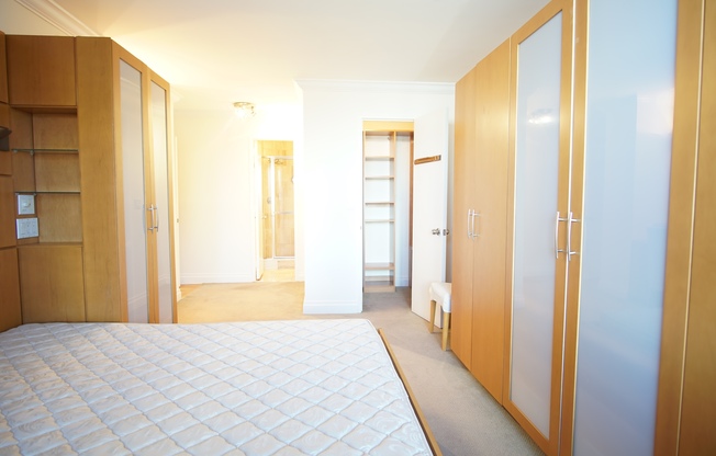 1 bed, 2 baths, 927 sqft, $5,500, Unit 18G